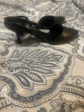 H Halston Black Pointed-Toe Slingback Kitten Heels, size 8.5